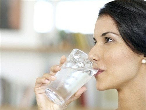 Uống đủ nước sẽ giúp thanh lọc cơ thể